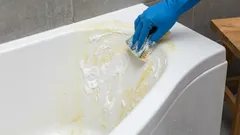 化学薬品を使わずにバスタブの黄色い汚れを落とすにはどうすればいいでしょうか?この手作りペーストが役立ちます。