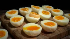 プロのシェフが、水が沸騰してから卵を茹でない理由：完璧な料理の秘訣